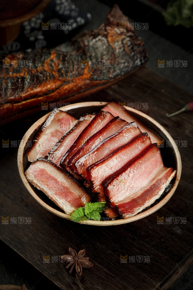 木底上摆放着一盘腊肉