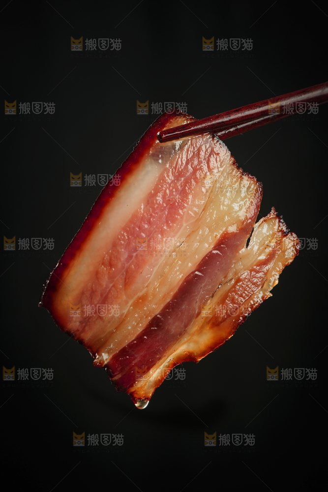 筷子上夹着五花腊肉