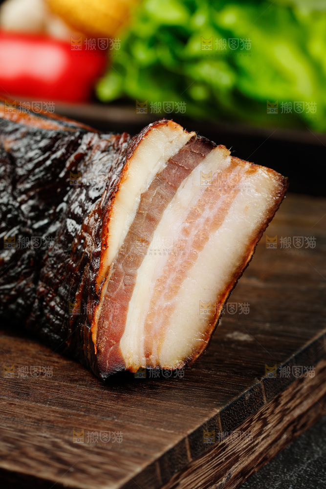 木底上放着五花腊肉