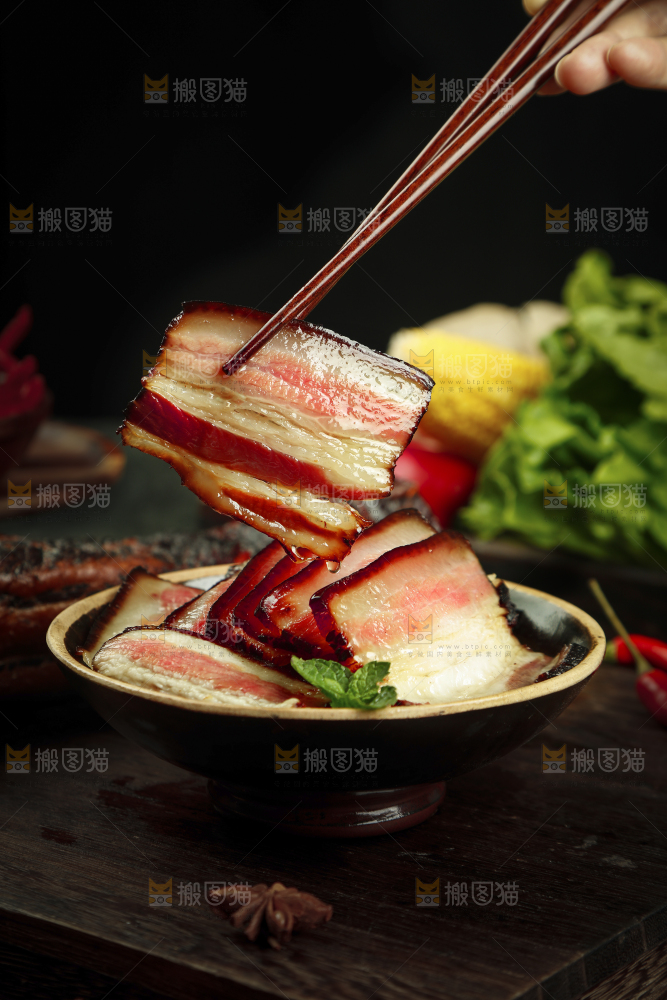 筷子上夹着五花腊肉