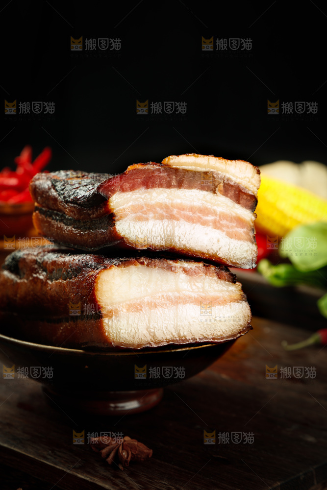 深底上的四川烟熏腊肉