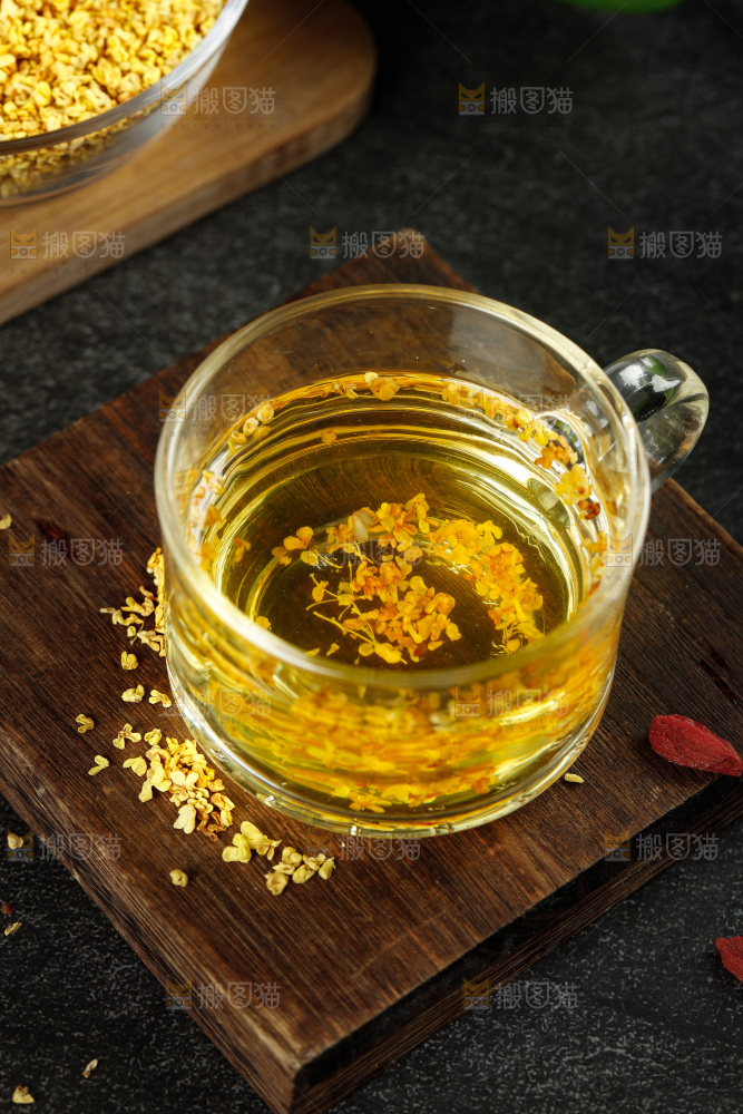 木底上放着一杯桂花茶