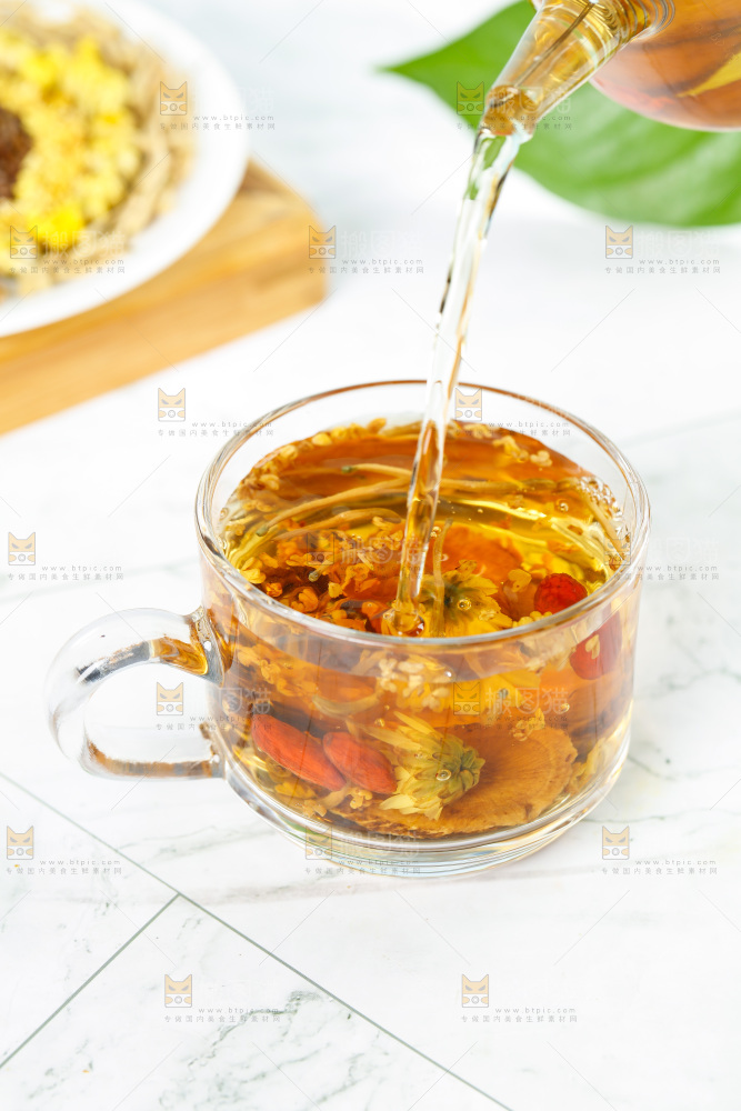 冲泡着一杯菊花枸杞决明子茶