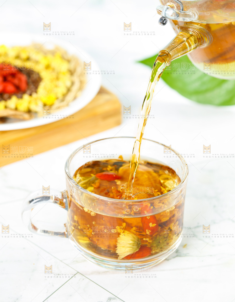 冲泡着一杯菊花枸杞决明子茶