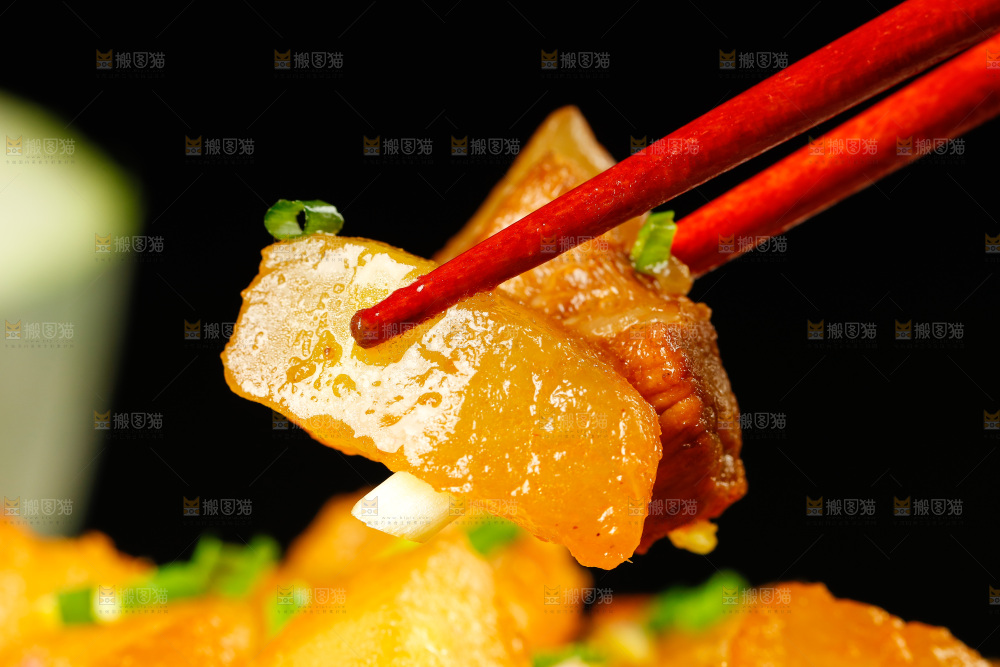 筷子上夹着冬瓜烧肉