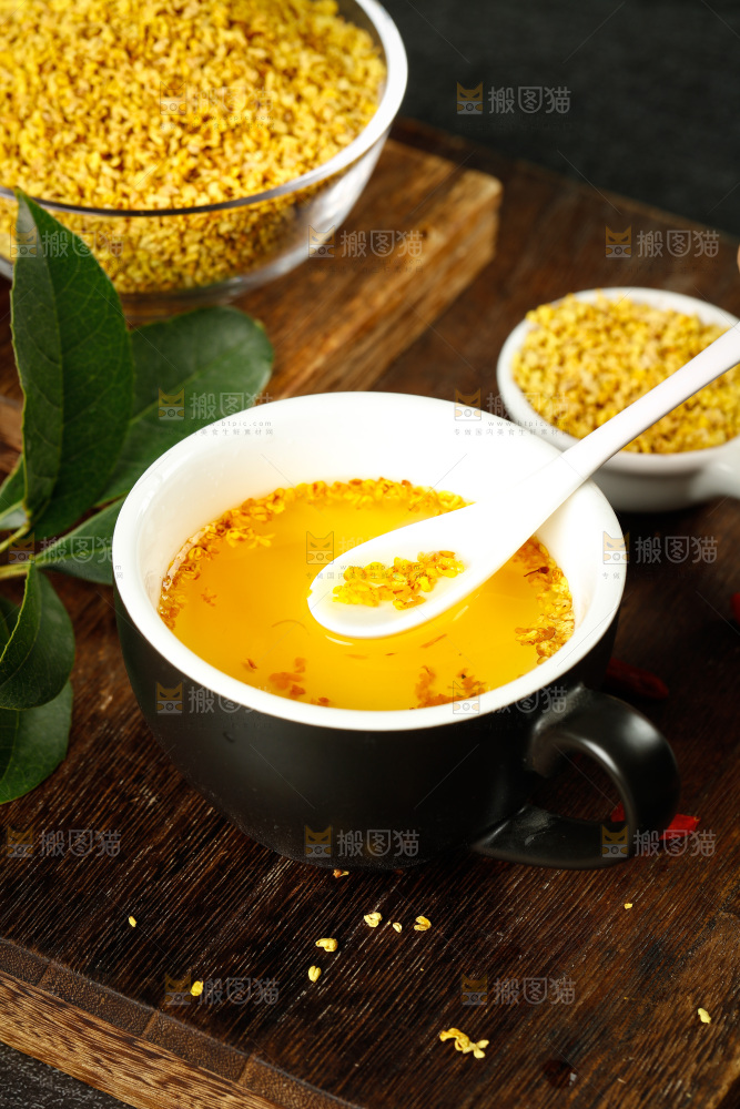 木底上摆放着一杯桂花茶