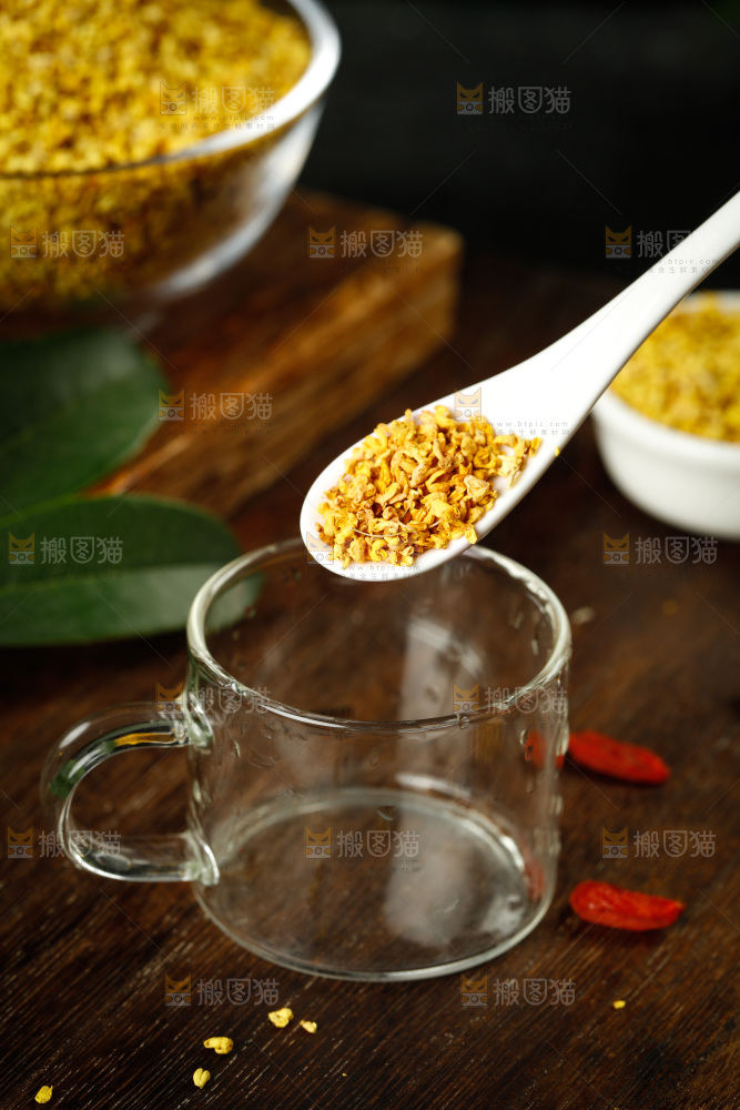 勺子舀着桂花