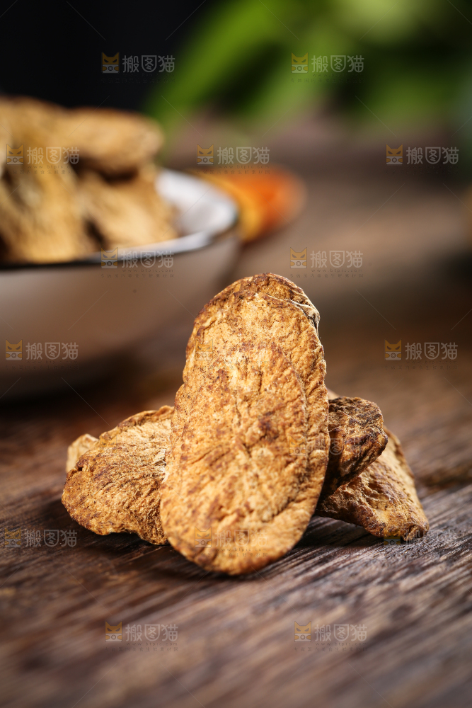 木底上的牛蒡片