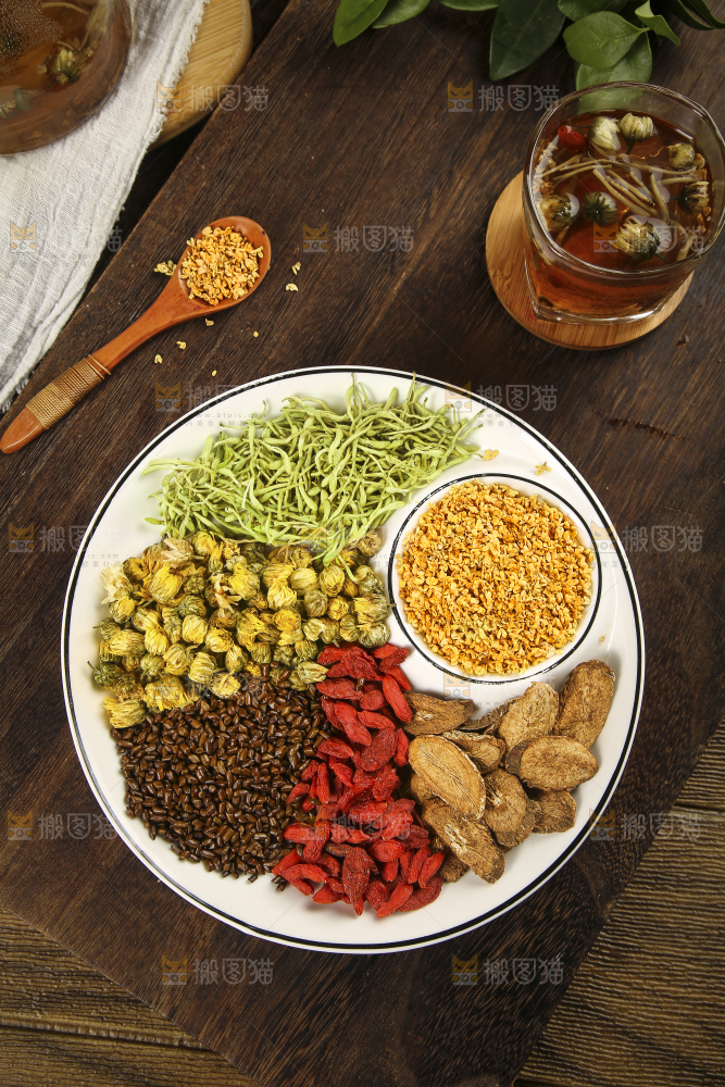 木底上放着一盘花茶食材组合