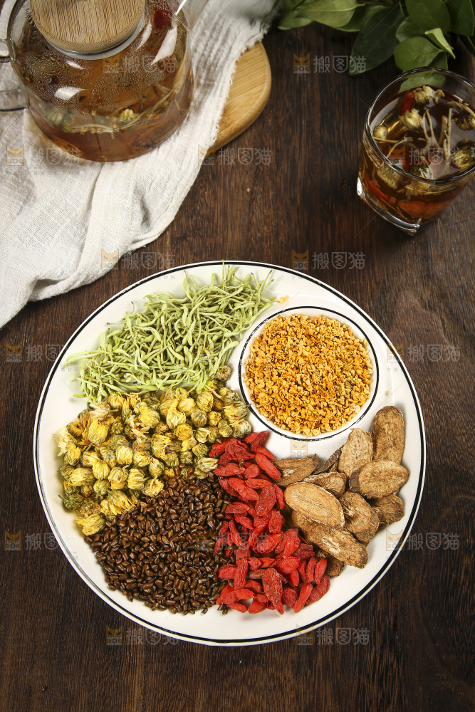木底上放着一盘花茶食材组合