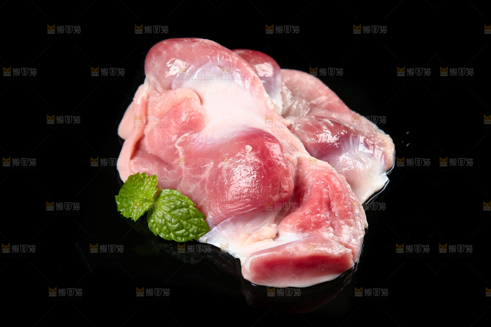 黑底上放着鸡肫
