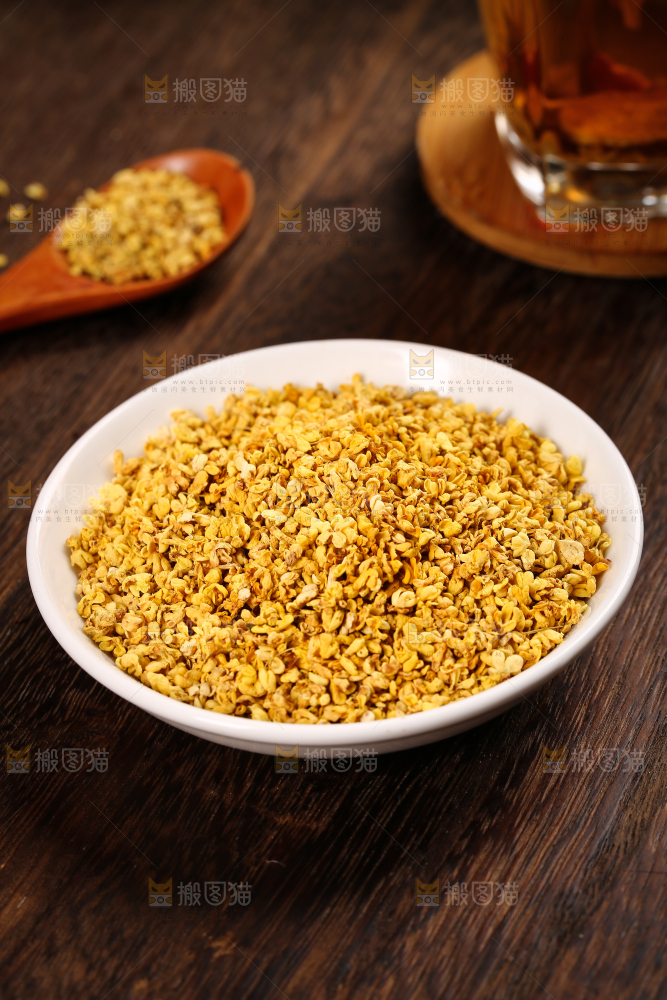 木底上摆放着一盘桂花茶