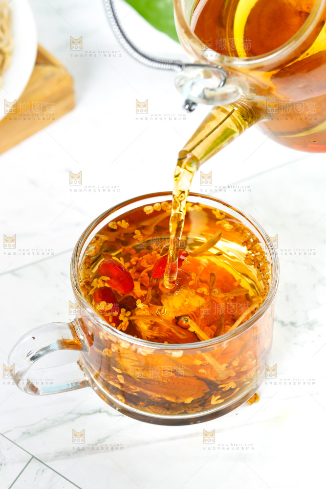 冲泡着一杯菊花枸杞决明子茶