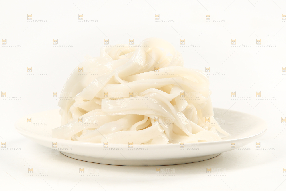 白底上摆放着一盘河粉