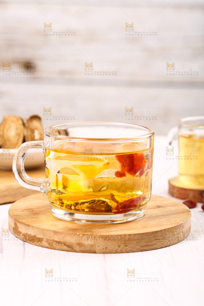 木垫上放着一杯牛蒡根茶