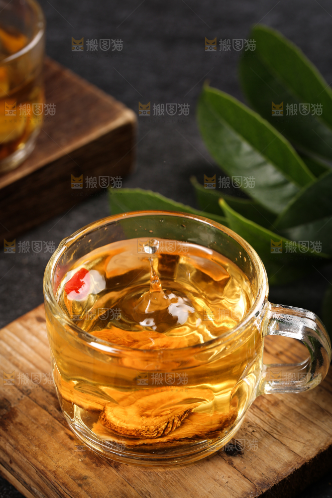 木板上放着一杯牛蒡茶