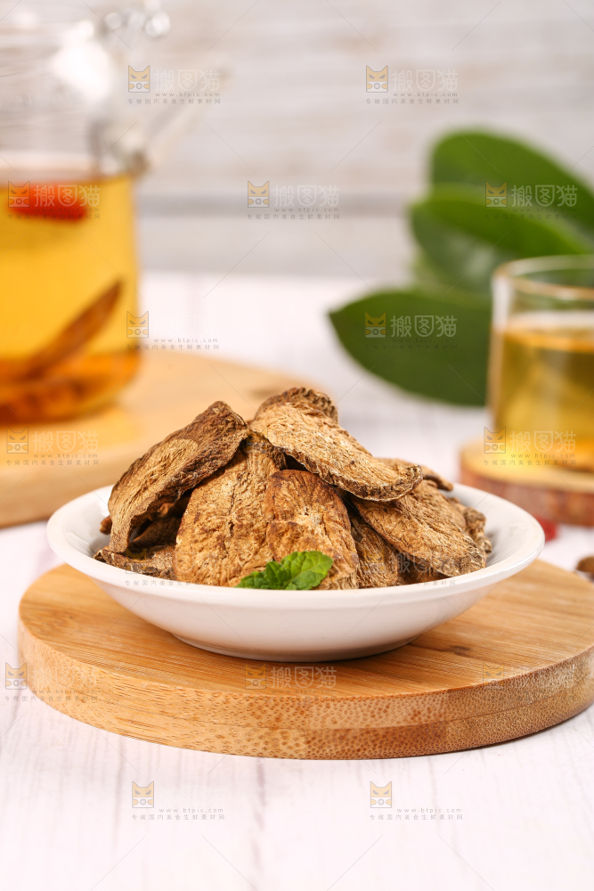 木板上放着一盘黄金牛蒡片