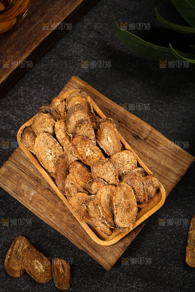 木板上放着一盘牛蒡根茶