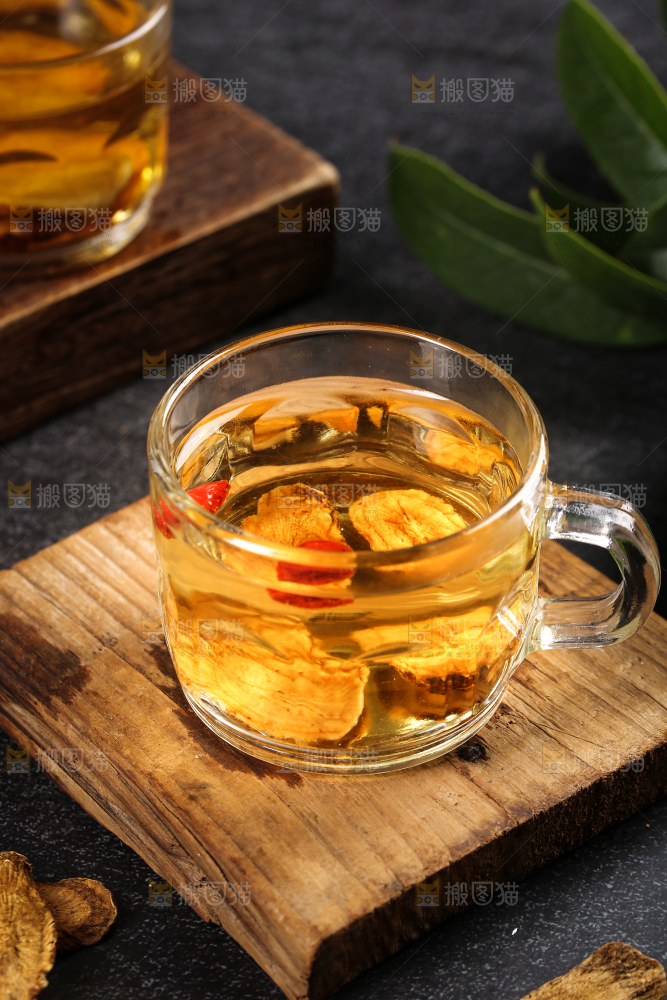 木板上放着一杯牛蒡茶