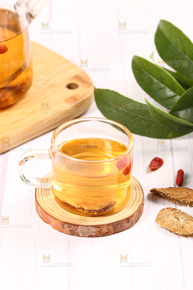 木垫上放着一杯牛蒡根茶