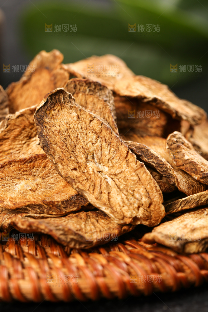 藤垫上放着一堆牛蒡根片