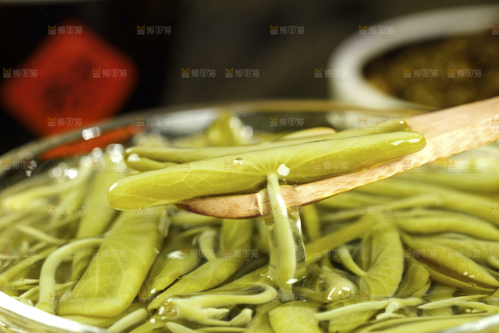 勺子舀着西湖莼菜