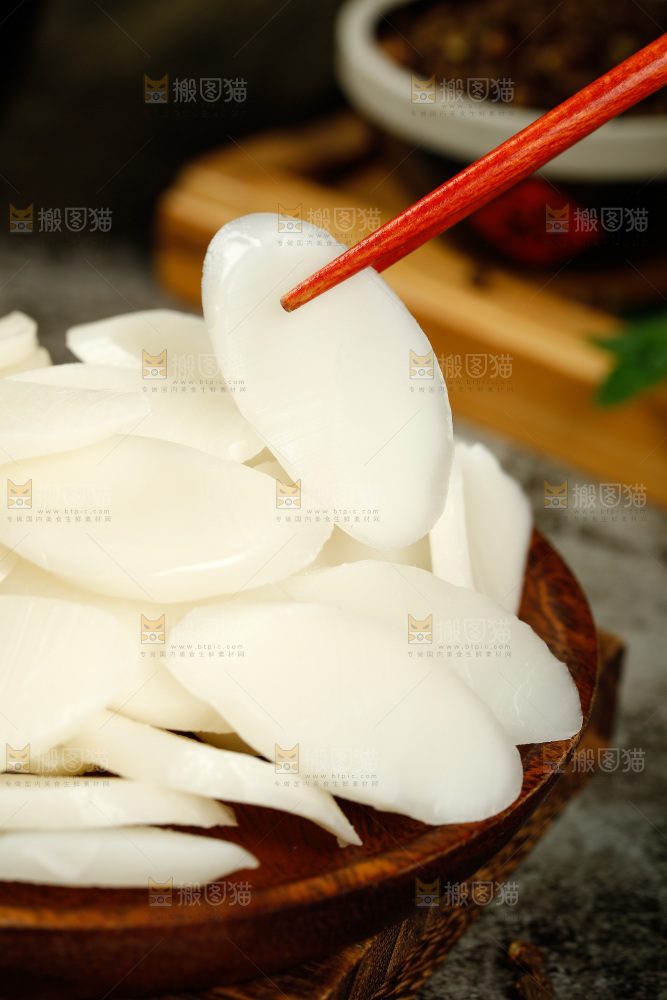 筷子夹着年糕片
