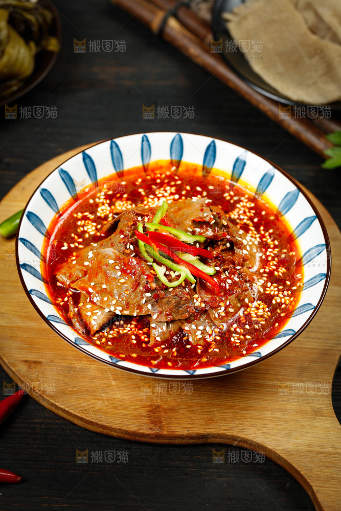 木板上摆放着一碗麻辣猪腰