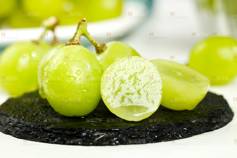 黑底上的阳光玫瑰青提