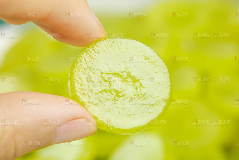 手里拿着青提果肉