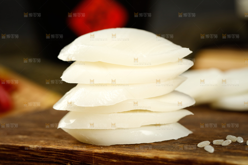 木底上的切片年糕