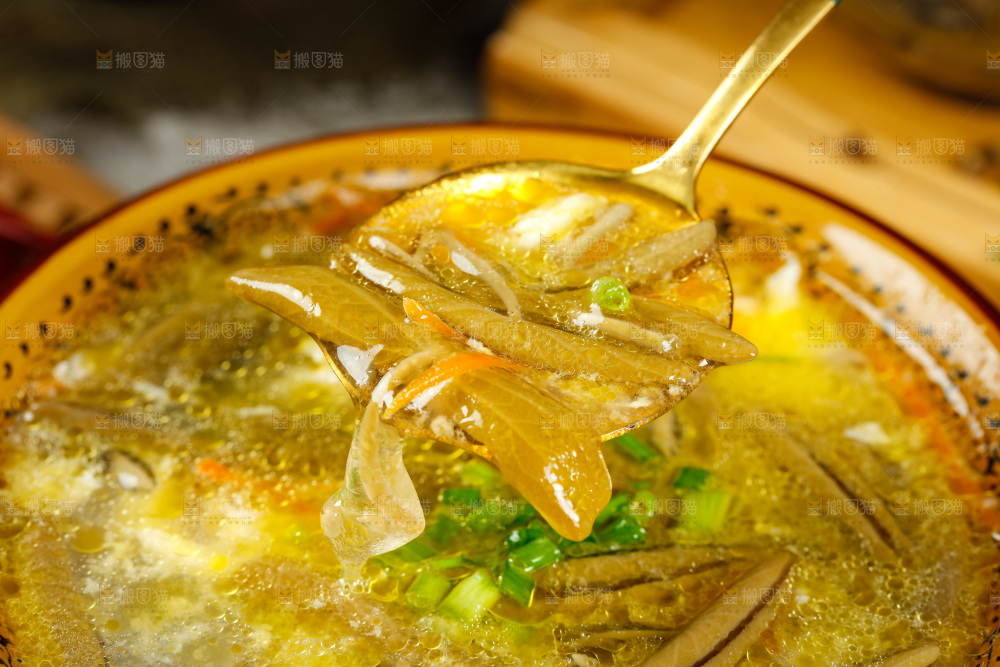 勺子舀着西湖莼菜汤
