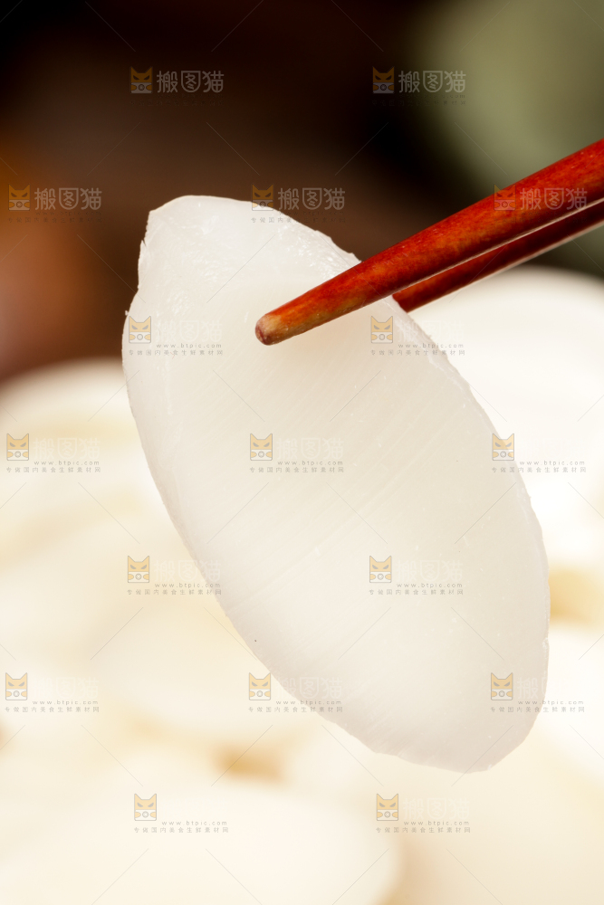 筷子上夹着年糕片