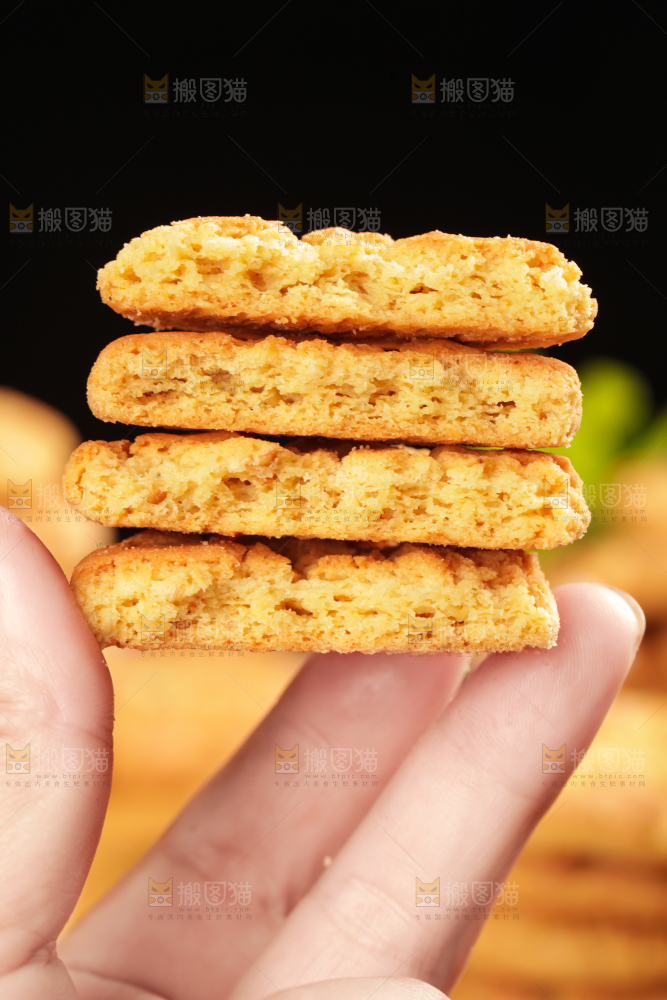 手里拿着桃酥饼干