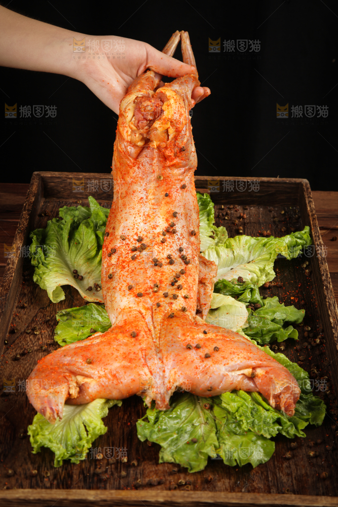 手拿着兔肉