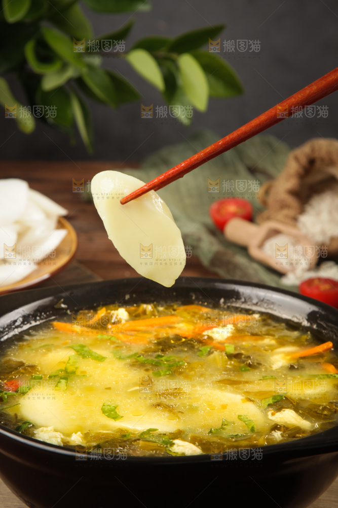 筷子上夹着年糕片