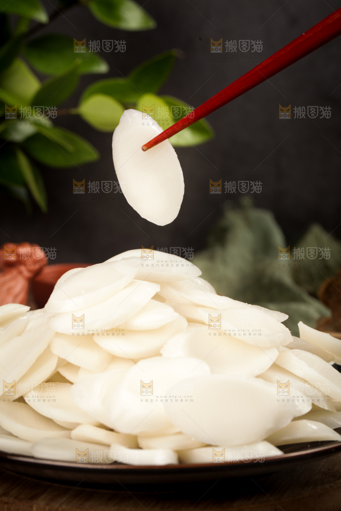 筷子上夹着年糕片