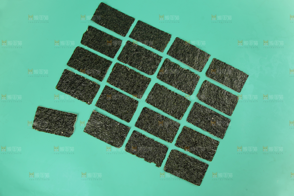 绿底上放着海苔片