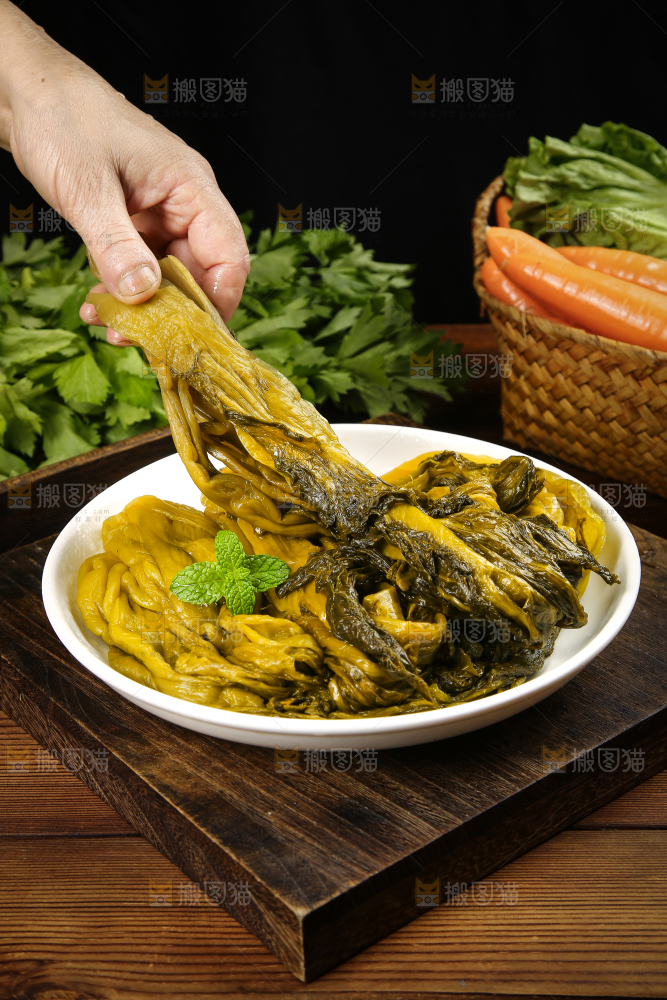 手拿着酸菜
