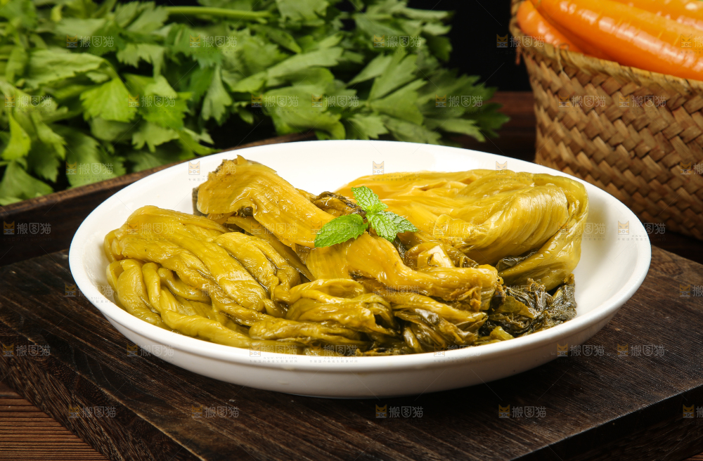 盘子里的泡酸菜