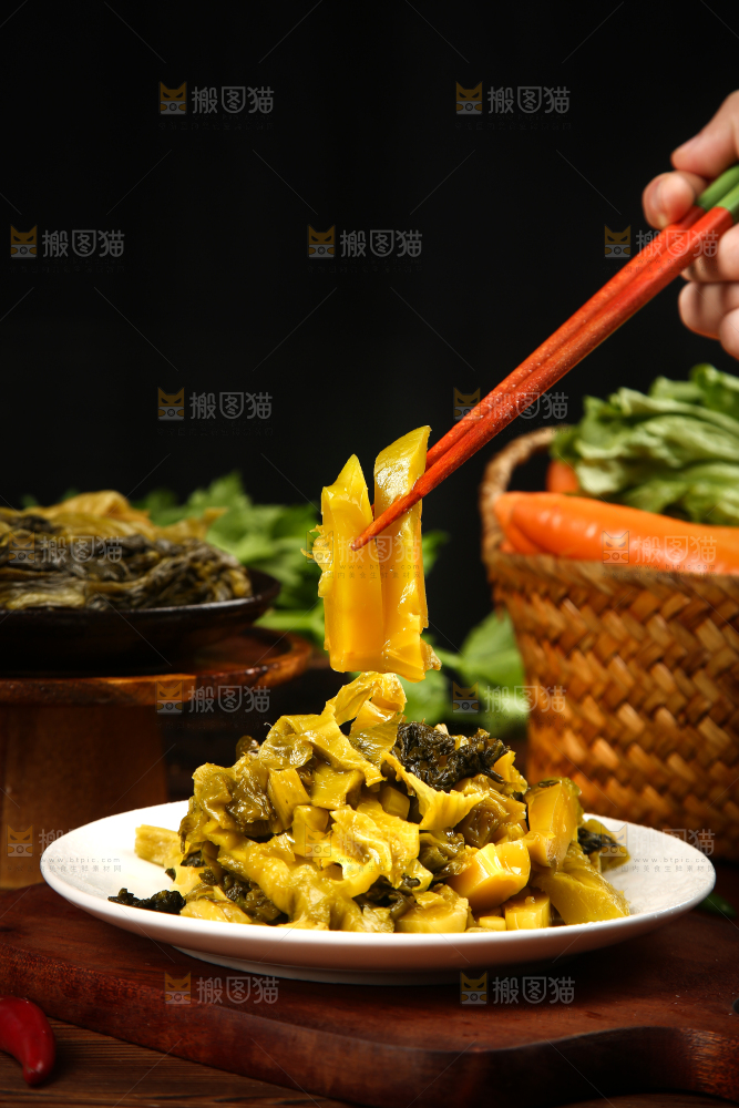 筷子夹着咸菜