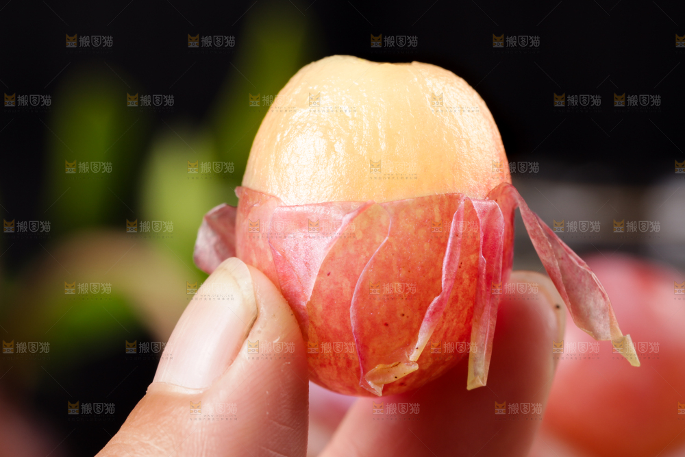 手上拿着撕皮的提子