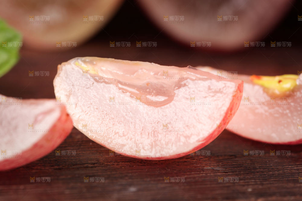 木底上的红提果肉