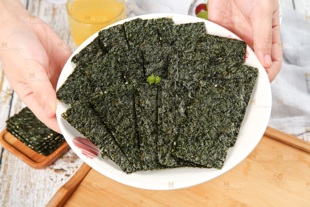 手里端着一盘海苔片