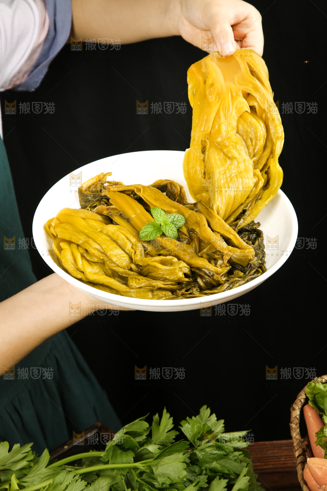 手里端着一盘酸菜