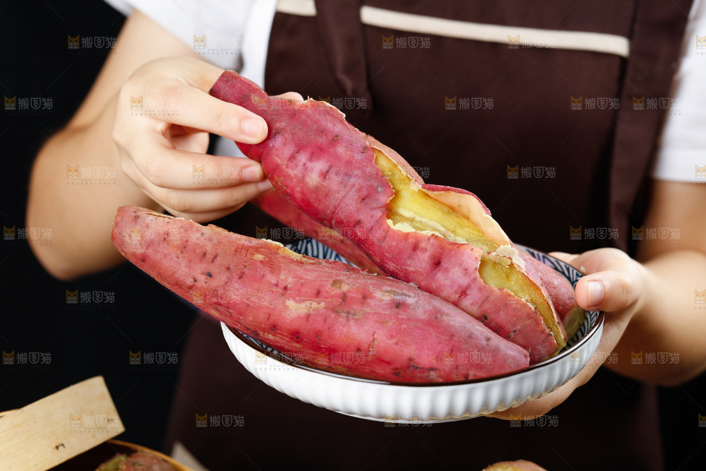 手里拿着板栗紅薯