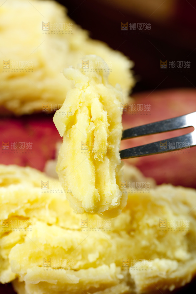 叉子插着板栗薯
