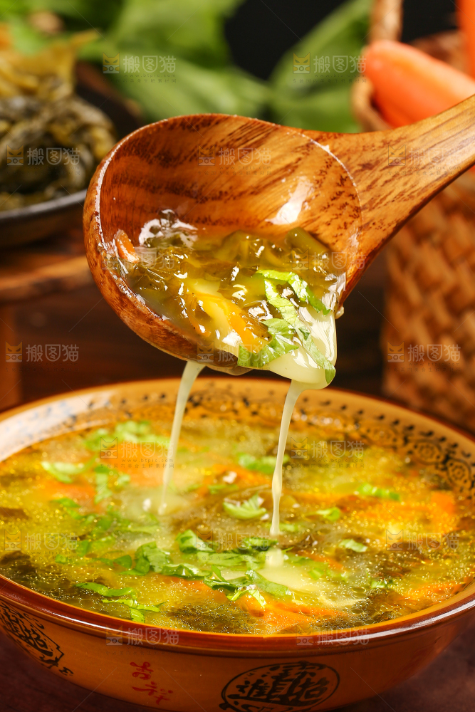 勺子舀着酸菜汤