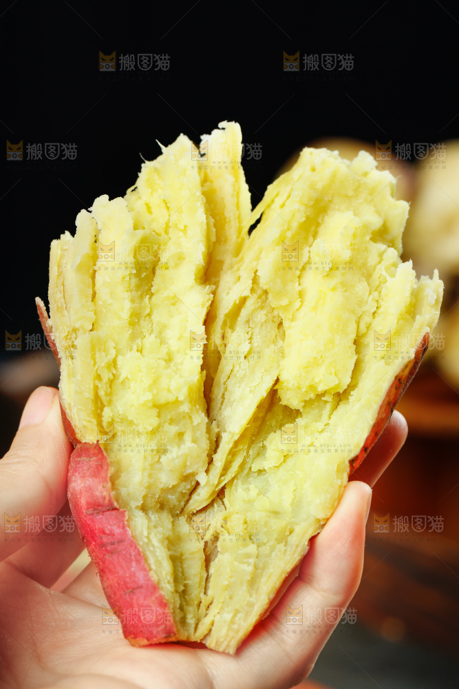 手里拿着黃心地瓜
