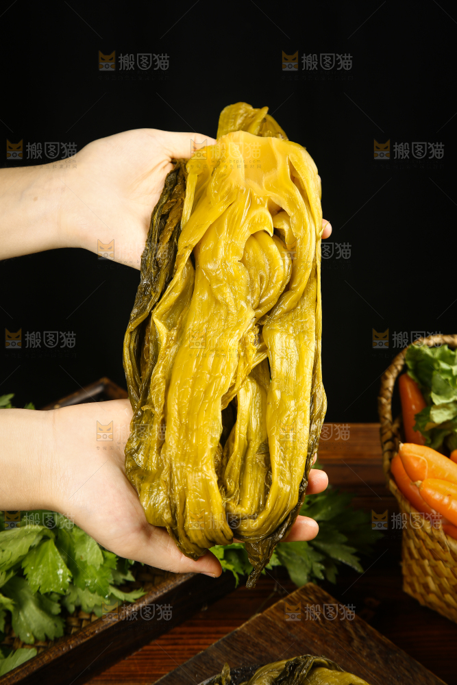 手拿着酸菜